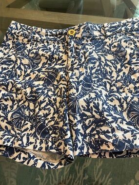 Lilly Pulitzer Blue and White Printed Women’s Shorts. Size 8